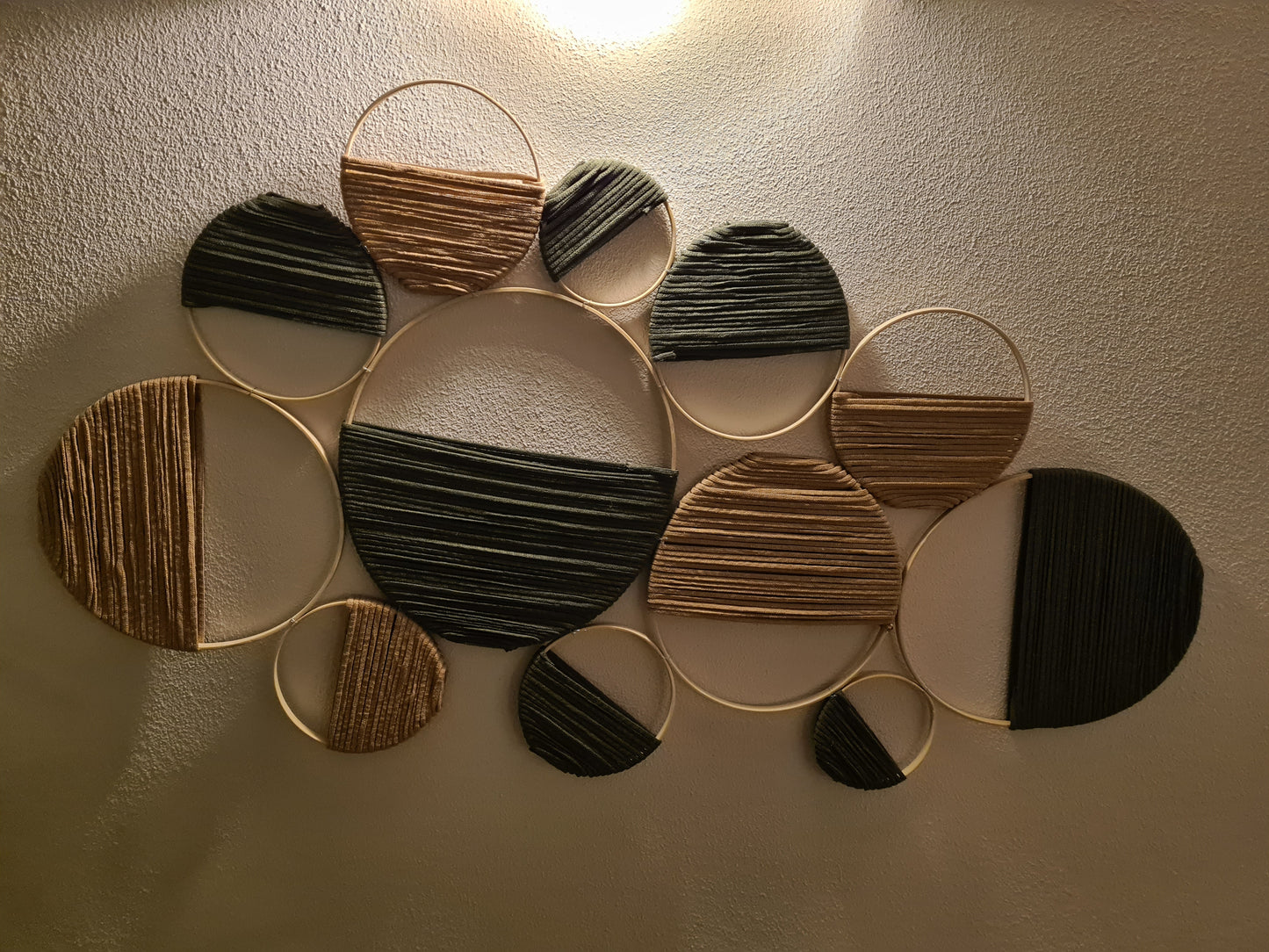 Hand gemaakte wandhanger met macrame.